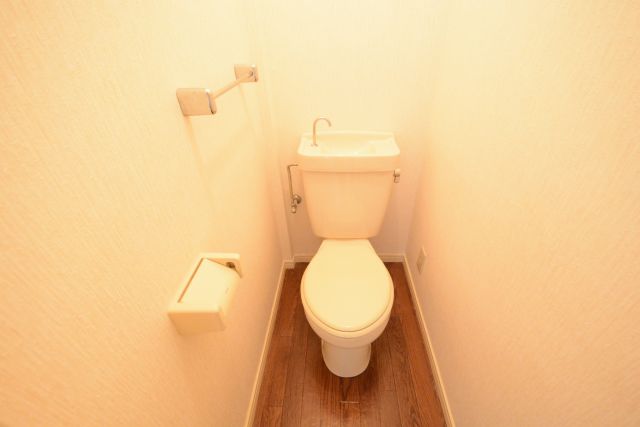 トイレ　シンプルで掃除のしやすいトイレです♪