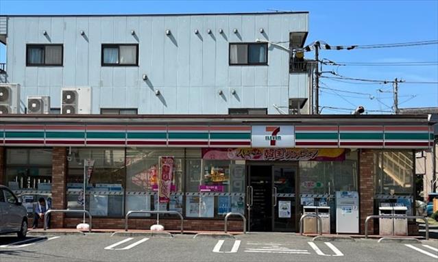 コンビニ　セブンイレブン（コンビニ）まで304m