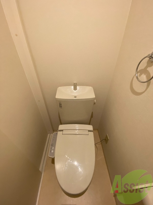 トイレ　トイレは温水洗浄便座付きで毎日快適に使えますね