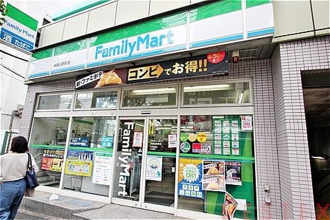 コンビニ　ファミリーマート本駒込駅前店（コンビニ）まで159m