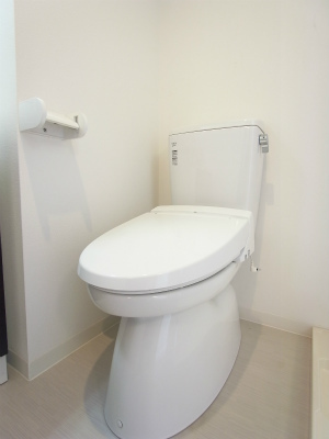 トイレ　落ち着いた色調のトイレです