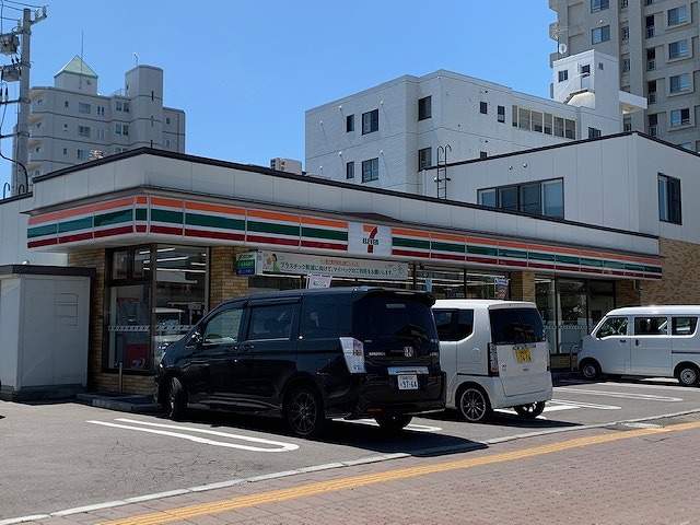 コンビニ　セブンイレブン（コンビニ）まで614m