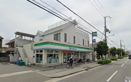 コンビニ　ファミリーマート（コンビニ）まで1472m