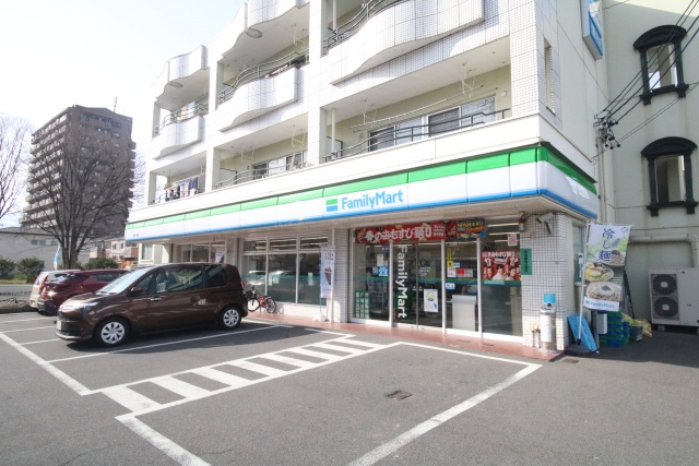 コンビニ　ファミリーマート 成田かの里店（コンビニ）まで200m