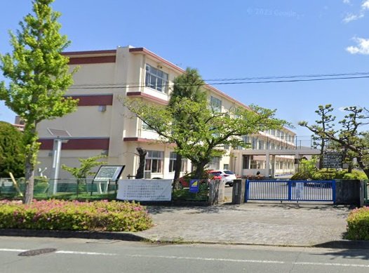 小学校　浜松市立県居小学校（小学校）まで686m