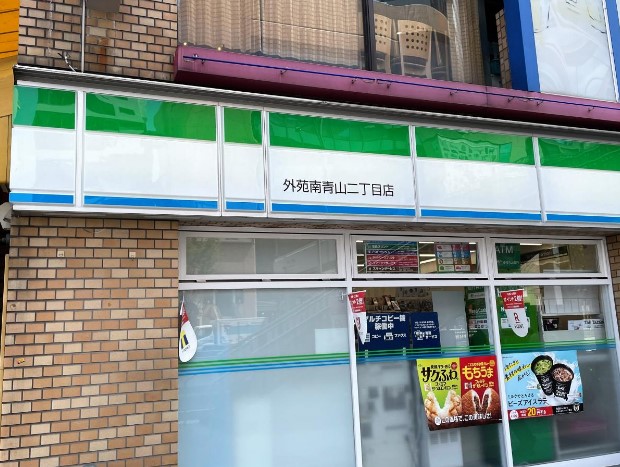 コンビニ　ファミリーマート 外苑南青山二丁目店（コンビニ）まで725m