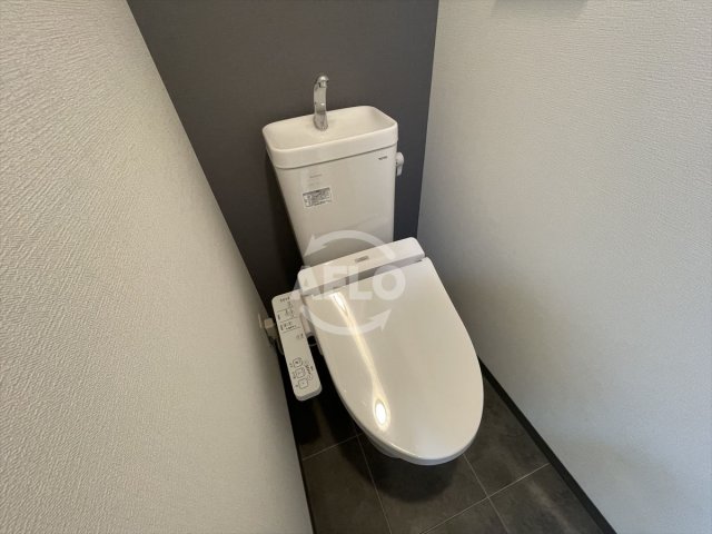 トイレ　エスリード京橋WEST　温水洗浄付き便座