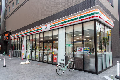 コンビニ　セブンイレブン（コンビニ）まで704m
