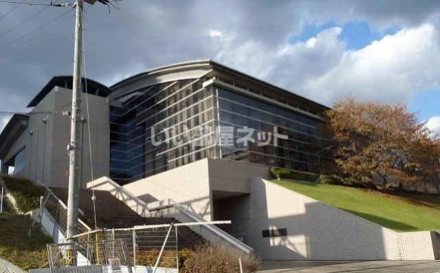 図書館　東広島市立中央図書館（図書館）まで464m