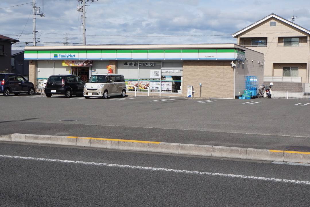 コンビニ　ファミリーマート松山西石井店（コンビニ）まで564m