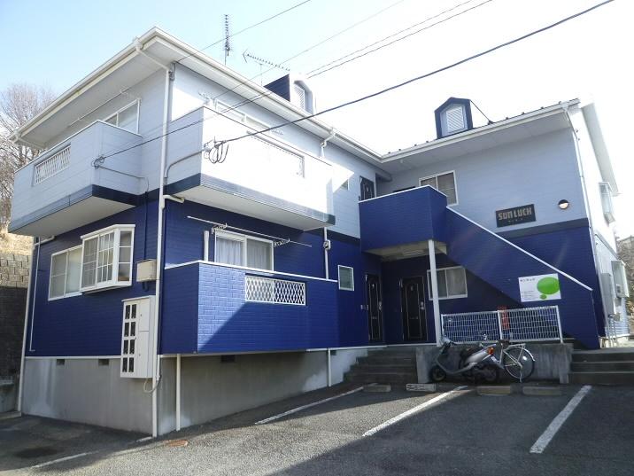 建物外観　閑静な住宅街に佇むサンラック 敷地内に駐車場あります