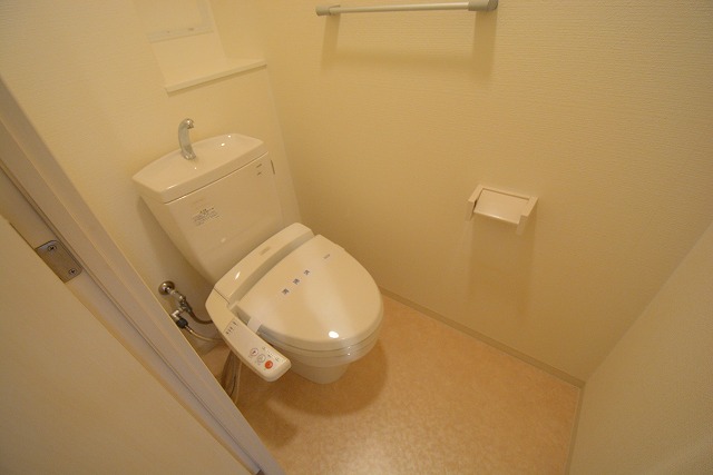 トイレ　温水洗浄便座付きのトイレです♪
