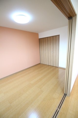 その他部屋・スペース　開放的な寝室です
