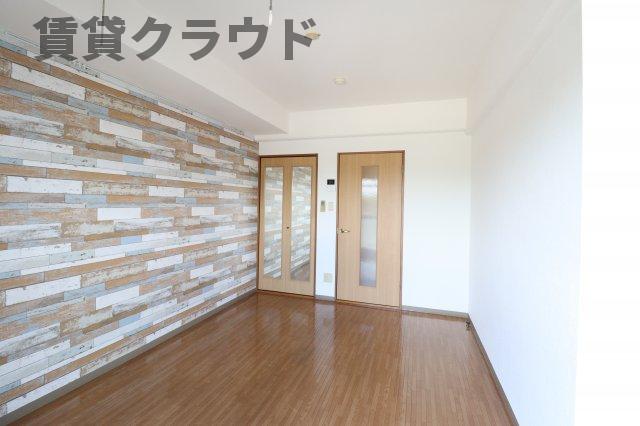 その他部屋・スペース　落ち着いた色調の寝室です