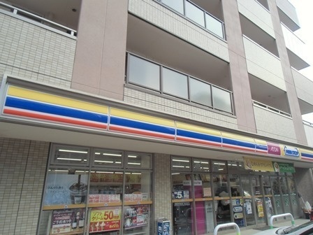 コンビニ　ファミリーマート東松戸駅店（コンビニ）まで120m