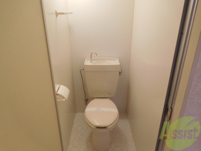 トイレ　真っ白タオル掛け付きおトイレです