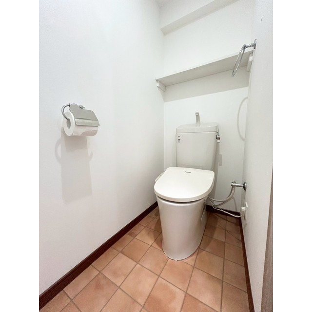 トイレ　同物件内の別階のお部屋のものとなります。