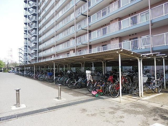 駐車場　大型屋根付駐輪場
