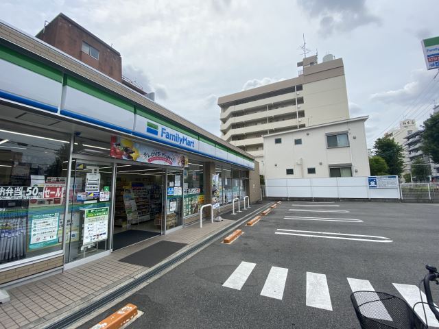 コンビニ　ファミリーマート（コンビニ）まで270m