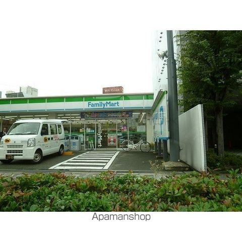 コンビニ　ファミリーマート（コンビニ）まで550m