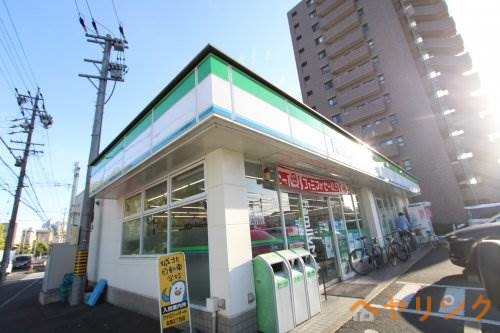 コンビニ　ファミリーマート　名西二丁目店（コンビニ）まで111m