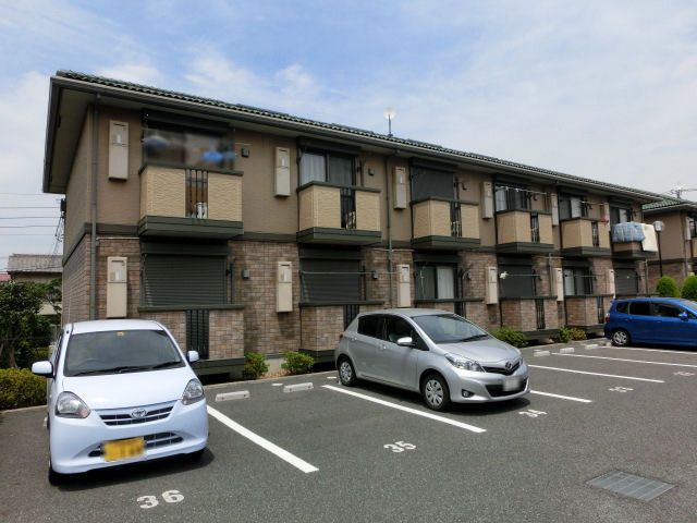 建物外観　バルコニーの前面は駐車場で日当たり良好