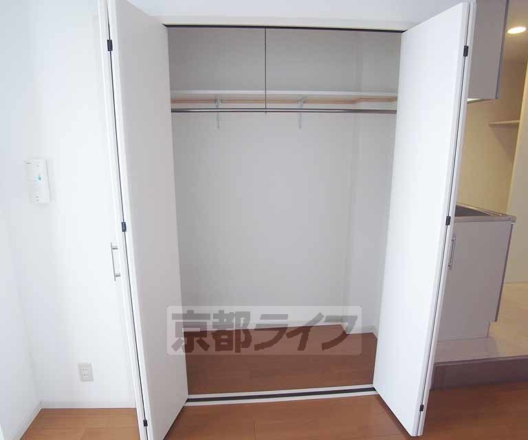 収納　幅の広い収納性のあるクローゼットですね。