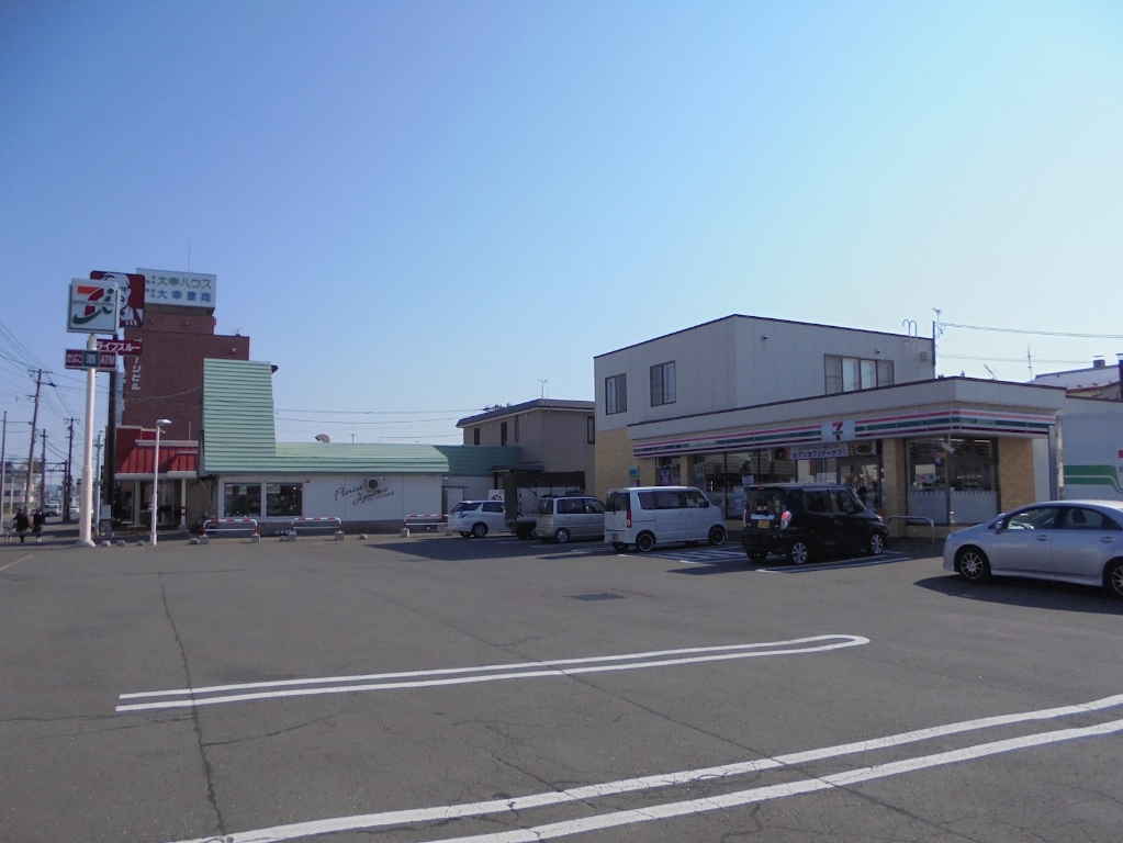 コンビニ　セブンイレブン 北見とん田東町店（コンビニ）まで669m