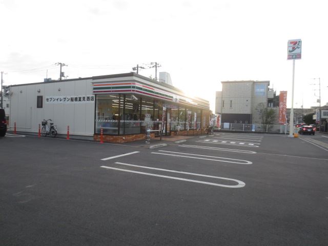 コンビニ　セブンイレブン（コンビニ）まで300m