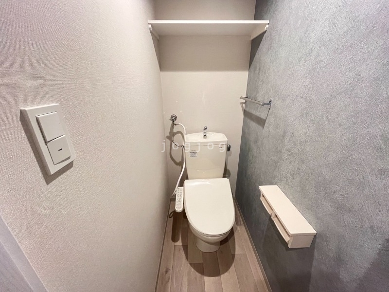 トイレ　嬉しい温水洗浄便座付きのトイレです。
