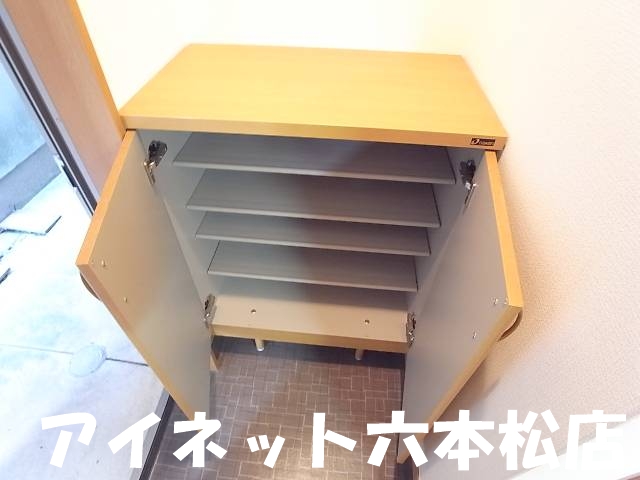 玄関　靴もたくさん入ります。