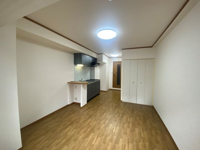 地下鉄御堂筋線 新大阪駅 徒歩3分 26階建 築23年の居間写真