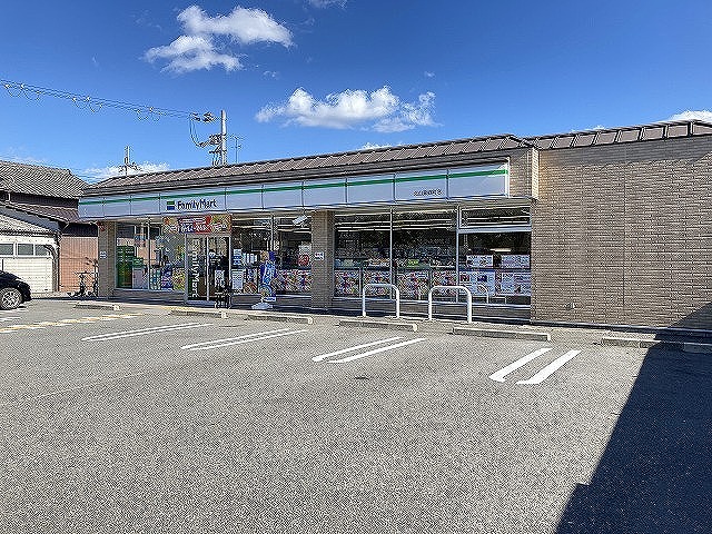 コンビニ　ファミリーマート 北山栗栖町店（コンビニ）まで242m