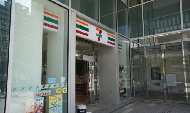 コンビニ　セブンイレブン港区港南1丁目店（コンビニ）まで166m