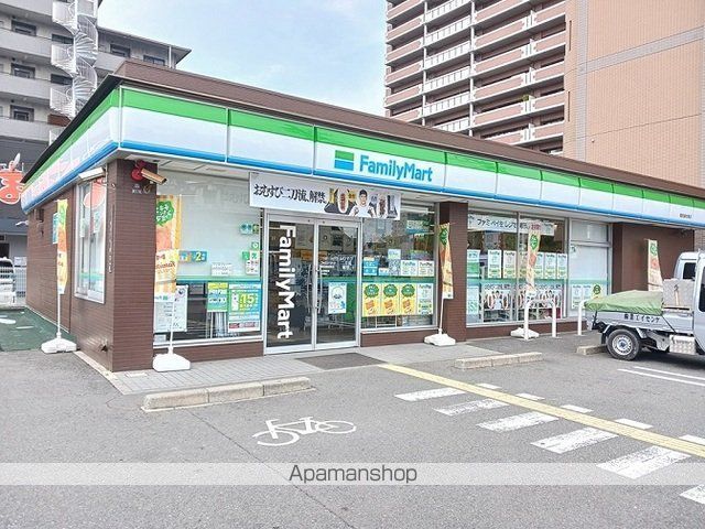 コンビニ　ファミリーマート様（コンビニ）まで290m