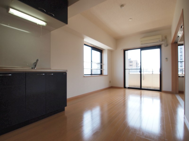 居室・リビング　角部屋で明るいです。