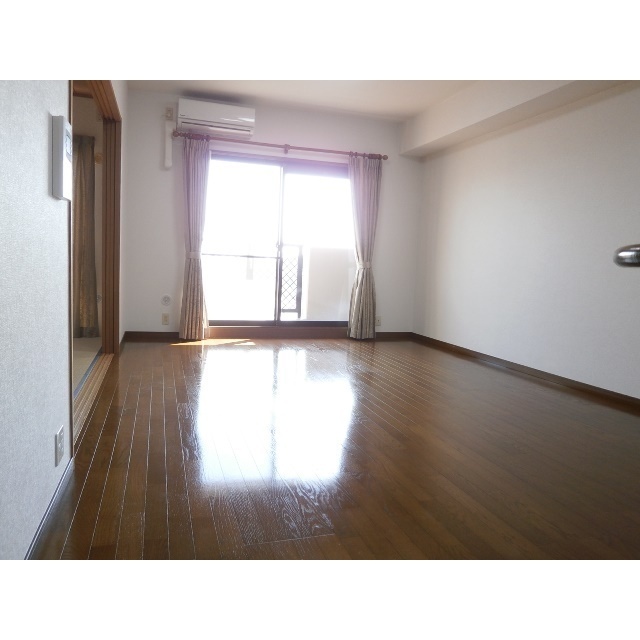 サンリヤン三国が丘II 503号の居間写真
