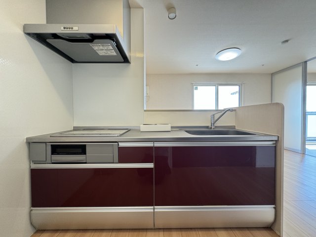 キッチン　システムキッチン・ＩＨ式コンロ・グリル付きです。