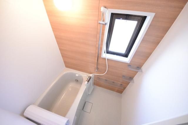バス・シャワールーム　お部屋の木目と合わせた濃い茶色モダンで落ち着きます
