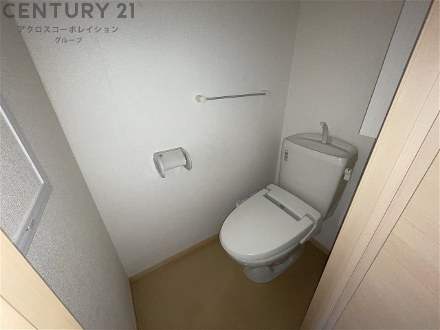 トイレ　温水洗浄便座付きのトイレです♪