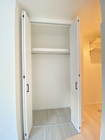 収納　使い勝手の良い収納になります。高さがありますのでコート類も収