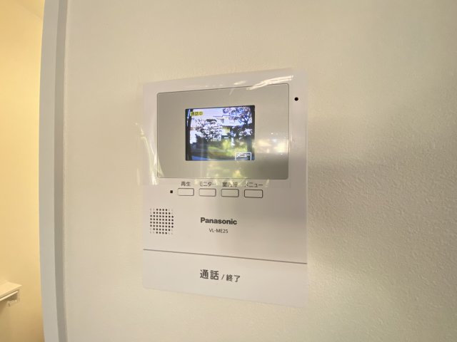 セキュリティ　カラーモニター付きのインターフォンがございます。室内にいなが