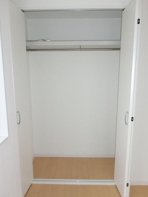 収納　★突っ張り棒付いてあるので洋服が掛けれる収納です★