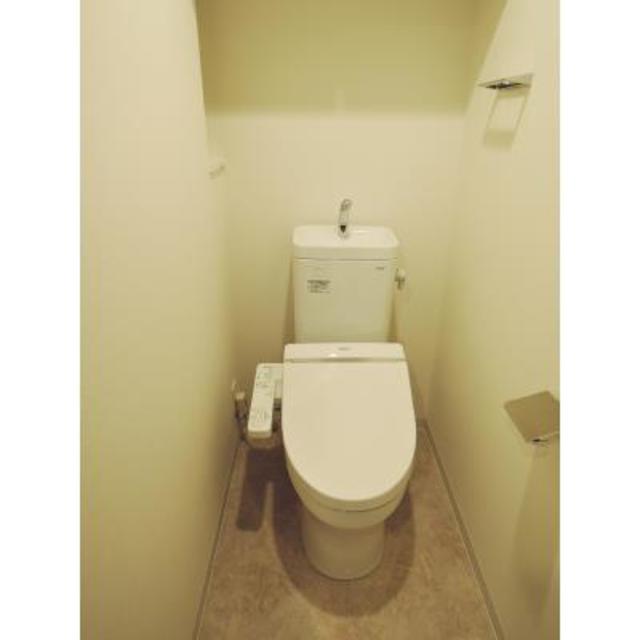 トイレ　※写真は同タイプ住戸です。