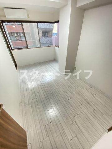 地下鉄御堂筋線 西中島南方駅 徒歩7分 9階建 築31年の居間写真
