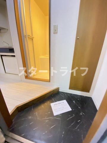 地下鉄御堂筋線 西中島南方駅 徒歩7分 9階建 築31年の玄関写真