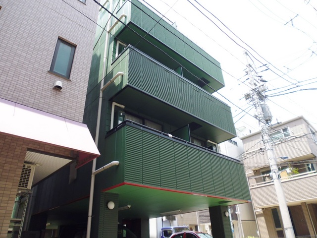 建物外観　緑の外壁がアクセントの建物です！