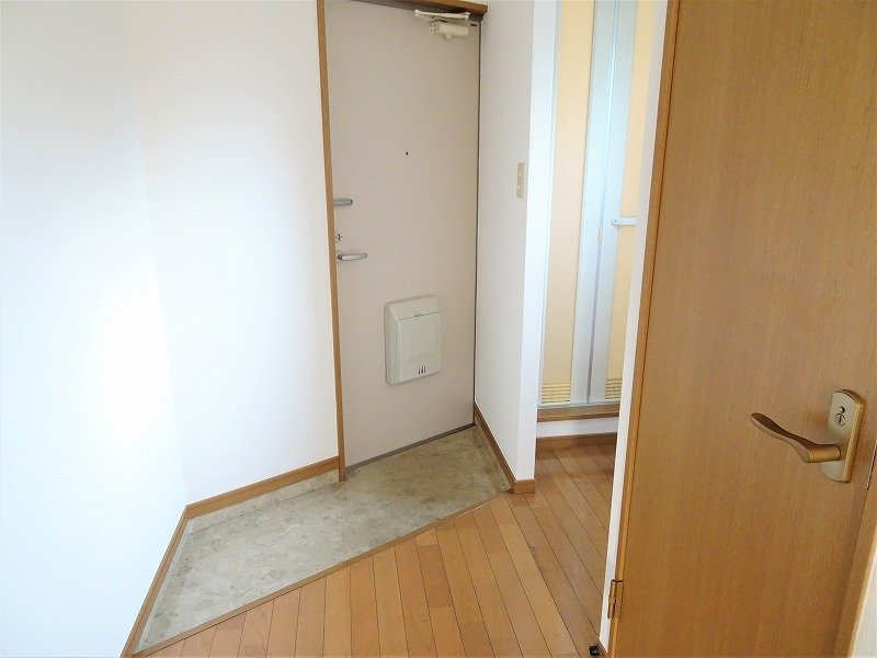 玄関　玄関には心地良い陽が差し込んで参ります