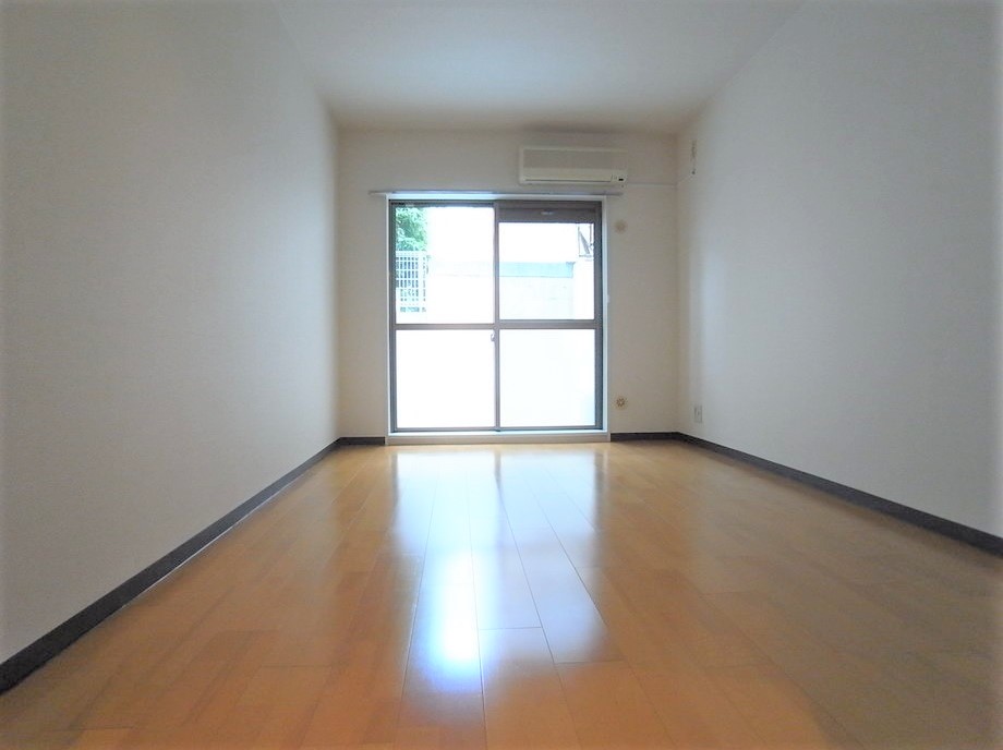 居室・リビング　清潔感のあるフローリングのお部屋です。