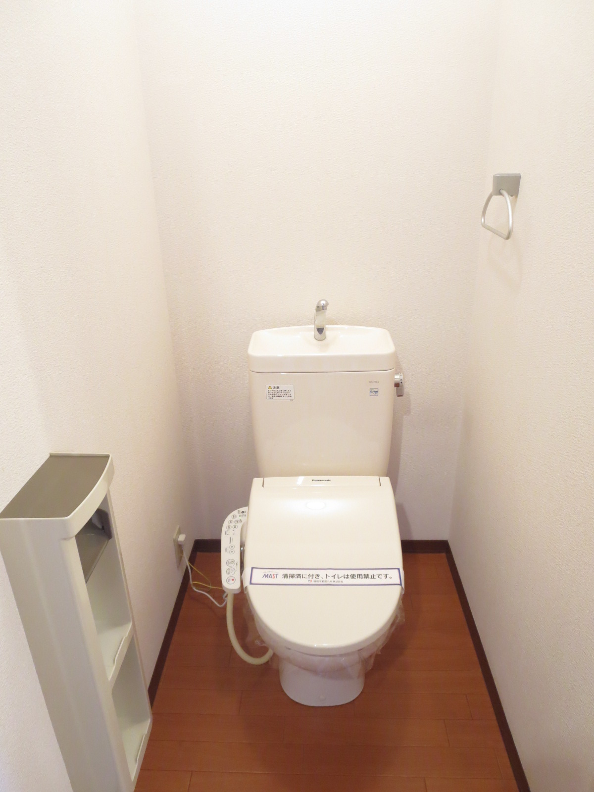 トイレ　温水洗浄便座付きで快適です